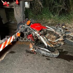 Fotos de Motociclista morre após bater em caminhão e depois ser atropelado por outros veículos em Maringá 