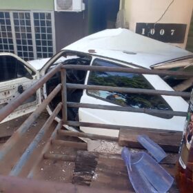 Fotos de Passageiro morre após carro bater em contra parede e condutor que é amigo da vítima foge sem prestar socorro em Sarandi