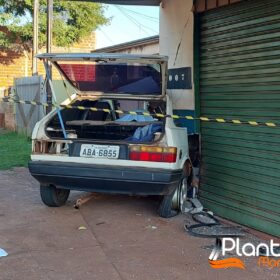 Passageiro morre após carro bater em contra parede e condutor que é amigo da vítima foge sem prestar socorro em Sarandi Foto 4 Fotos de Passageiro morre após carro bater em contra parede e condutor que é amigo da vítima foge sem prestar socorro em Sarandi