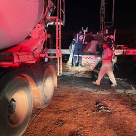 Fotos de Trabalhador é resgatado após ficar com pé preso em caminhão betoneira em Maringá 