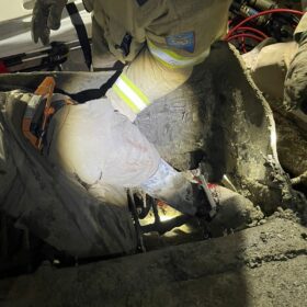 Fotos de Trabalhador é resgatado após ficar com pé preso em caminhão betoneira em Maringá 