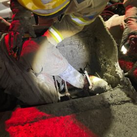Fotos de Trabalhador é resgatado após ficar com pé preso em caminhão betoneira em Maringá 