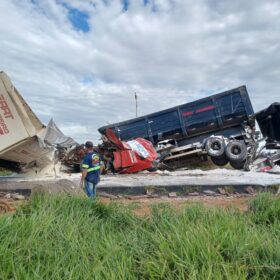Fotos de Acidente impressionante deixa uma pessoa morta e outras duas feridas