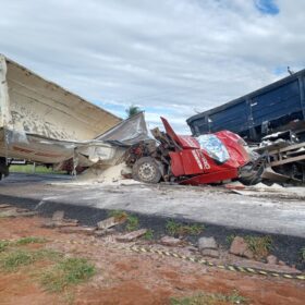 Fotos de Acidente impressionante deixa uma pessoa morta e outras duas feridas