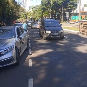 Fotos de Adolescente conduzindo carro, se envolve em acidente na Zona 2, de Maringá