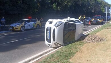 Fotos de Adolescente conduzindo carro, se envolve em acidente na Zona 2, de Maringá