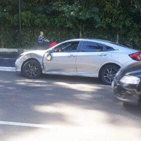 Fotos de Adolescente conduzindo carro, se envolve em acidente na Zona 2, de Maringá