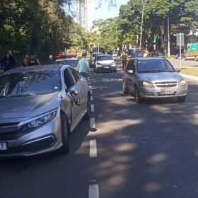 Fotos de Adolescente conduzindo carro, se envolve em acidente na Zona 2, de Maringá