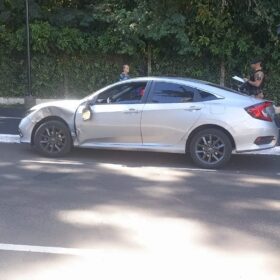 Fotos de Adolescente conduzindo carro, se envolve em acidente na Zona 2, de Maringá