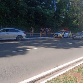 Fotos de Adolescente conduzindo carro, se envolve em acidente na Zona 2, de Maringá