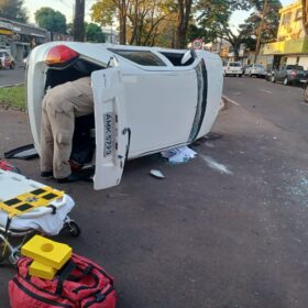 Fotos de Câmera registra batida seguida de capotamento em Maringá