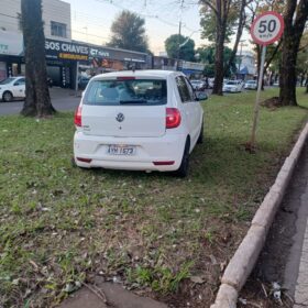 Fotos de Câmera registra batida seguida de capotamento em Maringá