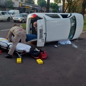 Fotos de Câmera registra batida seguida de capotamento em Maringá