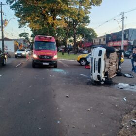 Fotos de Câmera registra batida seguida de capotamento em Maringá