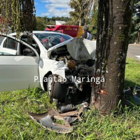 Fotos de Carro bate em árvore e deixa duas pessoas feridas em Maringá