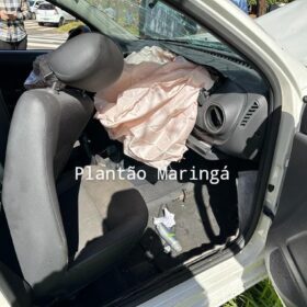Fotos de Carro bate em árvore e deixa duas pessoas feridas em Maringá