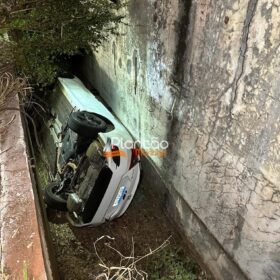 Fotos de Carro com cinco jovens que retornavam de uma festa despenca de altura de cerca de três metros em Maringá
