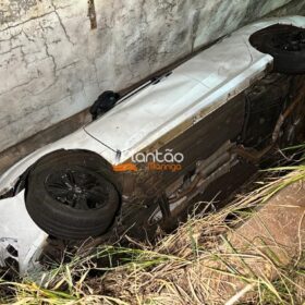 Fotos de Carro com cinco jovens que retornavam de uma festa despenca de altura de cerca de três metros em Maringá
