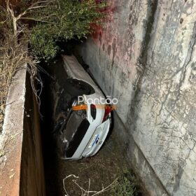 Carro com cinco jovens que retornavam de uma festa despenca de altura de cerca de três metros em Maringá Foto 1 Fotos de Carro com cinco jovens que retornavam de uma festa despenca de altura de cerca de três metros em Maringá