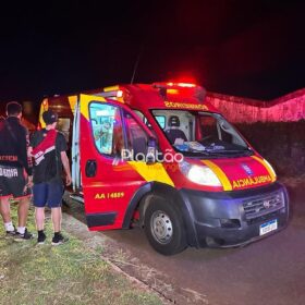 Fotos de Carro com cinco jovens que retornavam de uma festa despenca de altura de cerca de três metros em Maringá