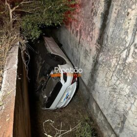 Fotos de Carro com cinco jovens que retornavam de uma festa despenca de altura de cerca de três metros em Maringá