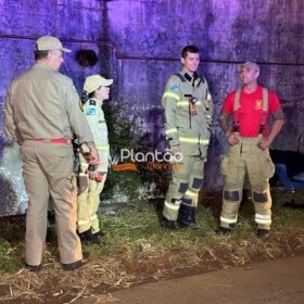 Fotos de Carro com cinco jovens que retornavam de uma festa despenca de altura de cerca de três metros em Maringá