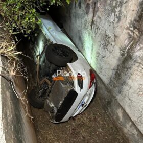 Fotos de Carro com cinco jovens que retornavam de uma festa despenca de altura de cerca de três metros em Maringá