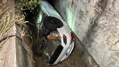 Fotos de Carro com cinco jovens que retornavam de uma festa despenca de altura de cerca de três metros em Maringá