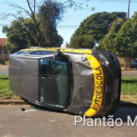 Fotos de Carro de autoescola capota após ser atingido por caminhão em Maringá