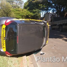 Fotos de Carro de autoescola capota após ser atingido por caminhão em Maringá