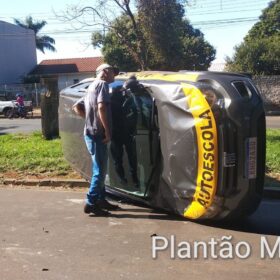 Fotos de Carro de autoescola capota após ser atingido por caminhão em Maringá