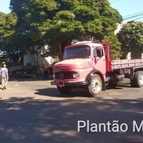 Fotos de Carro de autoescola capota após ser atingido por caminhão em Maringá
