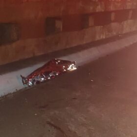 Fotos de Condutor morre após ser ejetado de veículo durante capotamento em Mandaguaçu