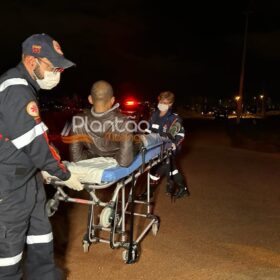 Fotos de Homem com mandado de prisão em aberto é baleado e preso após atacar e tentar tomar arma de policial feminina em Maringá