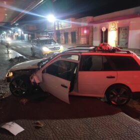 Fotos de Câmera registra perseguição e acidente que terminou com a prisão de dois traficantes em Paiçandu
