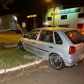 Fotos de Motorista perde controle do carro e derruba árvore em Maringá; veja vídeo