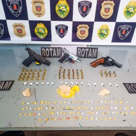 Fotos de Irmãos gêmeos são presos com drogas e armas em Maringá