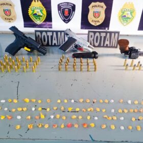Fotos de Irmãos gêmeos são presos com drogas e armas em Maringá