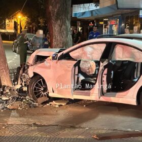 Fotos de Motorista foge após bater carro de luxo em poste em Maringá, diz PM