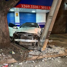 Fotos de Motorista foge após bater carro de luxo em poste em Maringá, diz PM