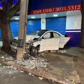Motorista foge após bater carro de luxo em poste em Maringá, diz PM Foto 1 Fotos de Motorista foge após bater carro de luxo em poste em Maringá, diz PM