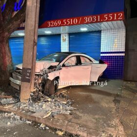 Fotos de Motorista foge após bater carro de luxo em poste em Maringá, diz PM