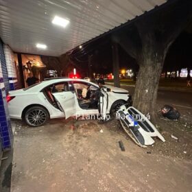 Fotos de Motorista foge após bater carro de luxo em poste em Maringá, diz PM