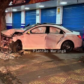 Fotos de Motorista foge após bater carro de luxo em poste em Maringá, diz PM