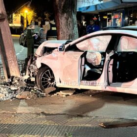 Fotos de Motorista foge após bater carro de luxo em poste em Maringá, diz PM