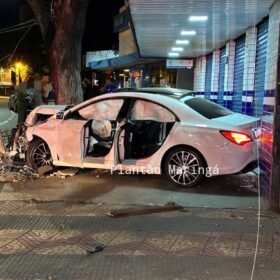 Fotos de Motorista foge após bater carro de luxo em poste em Maringá, diz PM