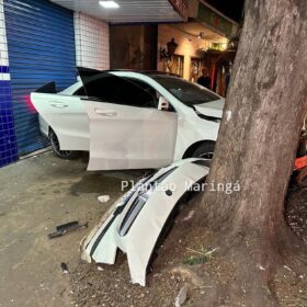 Fotos de Motorista foge após bater carro de luxo em poste em Maringá, diz PM