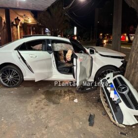 Fotos de Motorista foge após bater carro de luxo em poste em Maringá, diz PM