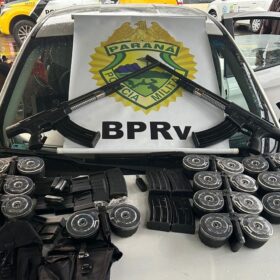 Fotos de Polícia Rodoviária Estadual apreende armas e carregadores caracol para fuzil 556 em Maringá 