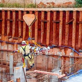Fotos de Trabalhador da construção civil é intubado após cair em buraco de fundação de prédio, em Maringá